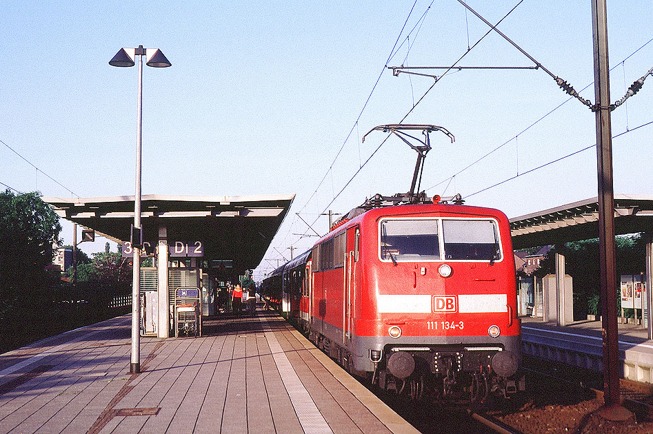 Eine Lok der Baureihe 111 im Bahnhof Delmenhorst