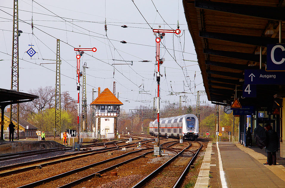 Ein Doppelstock IC auf der Fahrt von Magdeburg nach Halle im Bahnhof Köthen