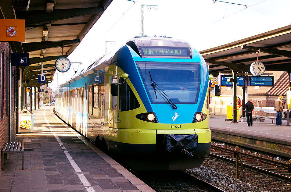 Ein Triebwagen der Westfalenbahn im Bahnhof Rheine