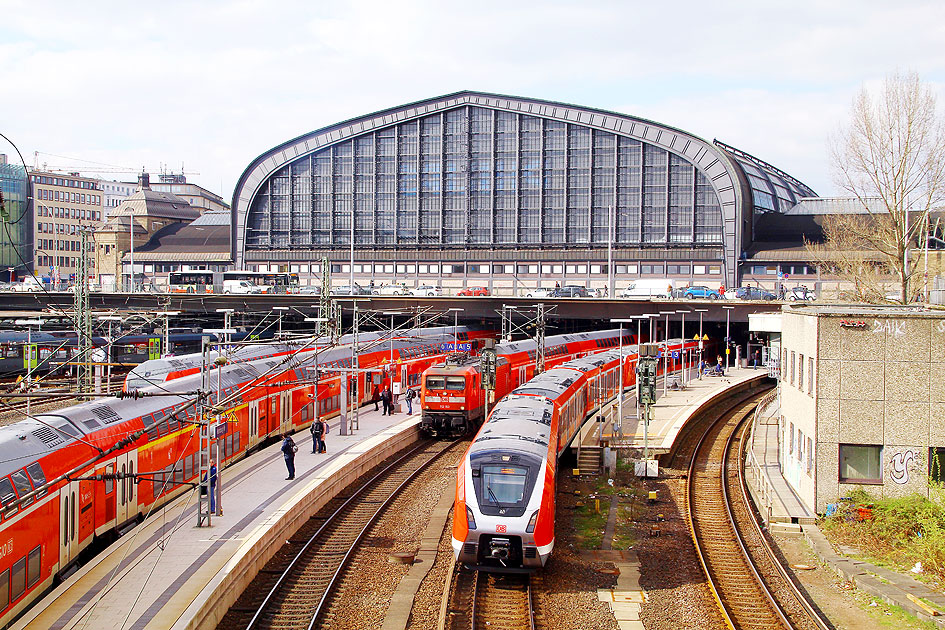 Eine S-Bahn der Baureihe 490 verlässt den Hamburger Hbf