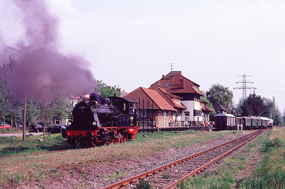 Der Bahnhof Geesthacht mit der Dampflok Karoline der Bergedorf-Geesthachter Eisenbahn