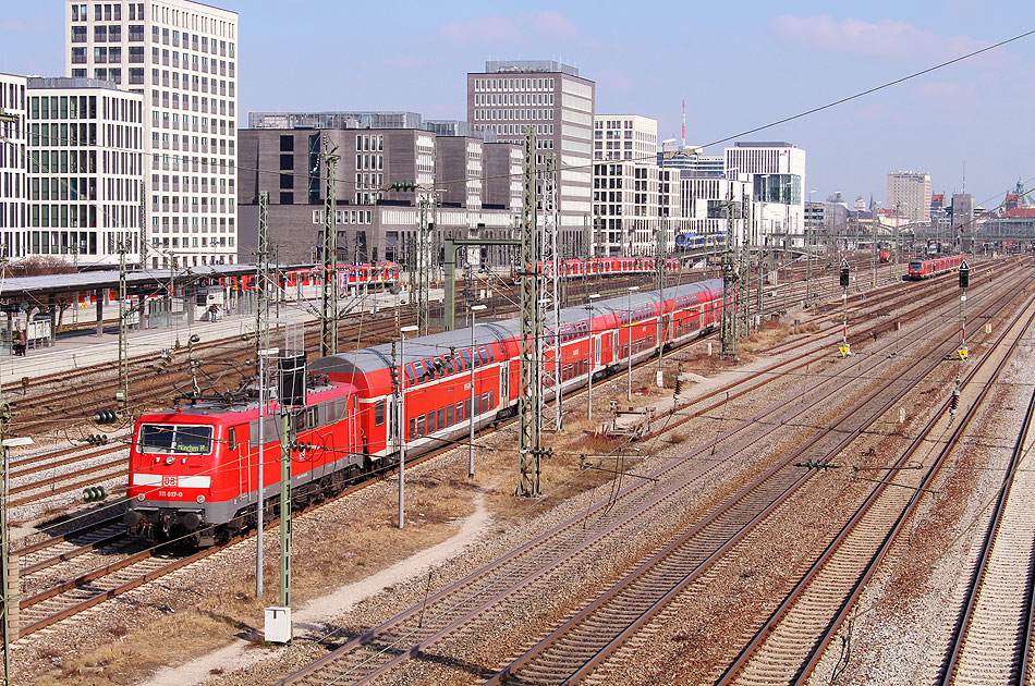 DB Baureihe 111 in München an der Donnersbergerbrücke