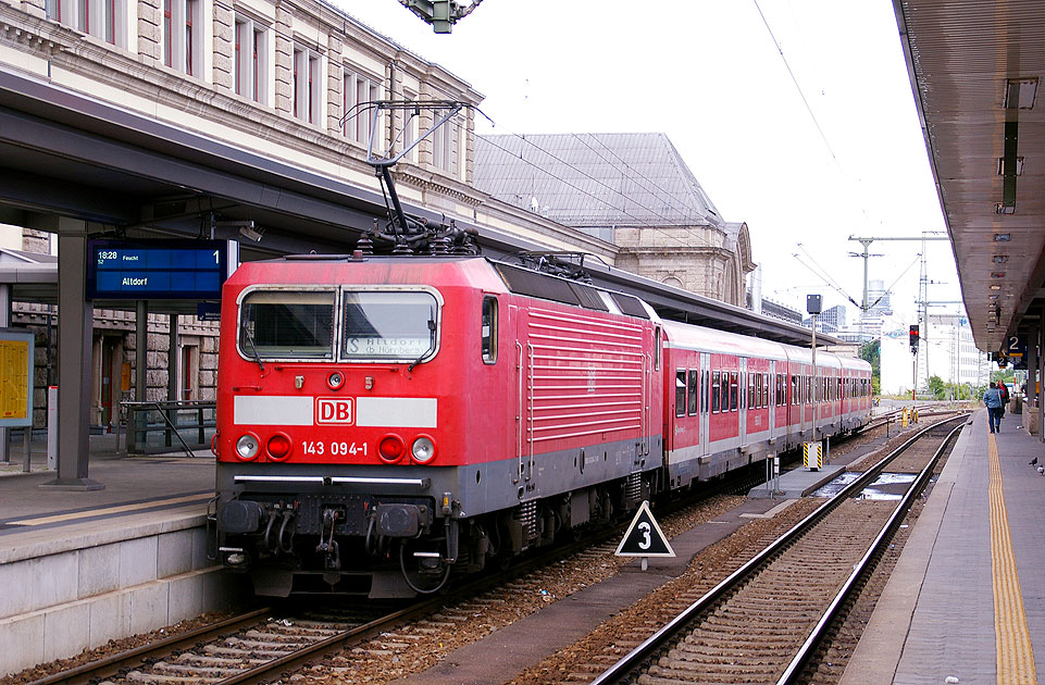 Eine Lok der Baureihe 143 in Nürnberg Hbf