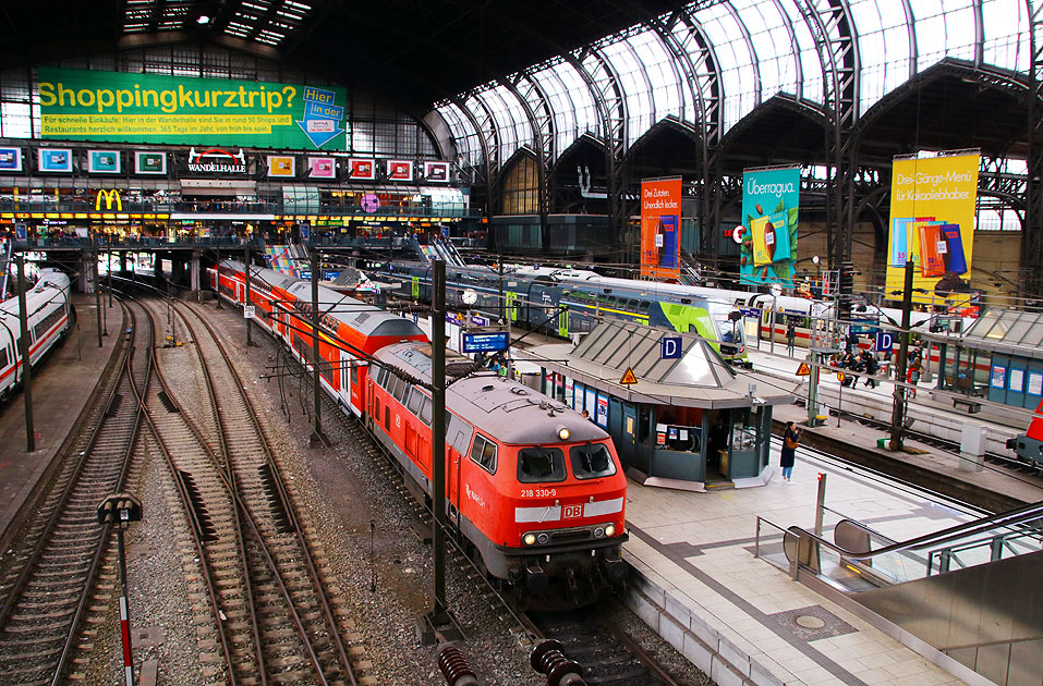 Eine Lok der Baureihe 218 in Hamburg Hbf