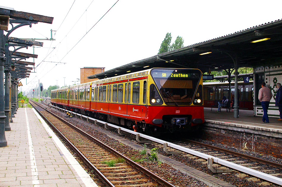 Eine S-Bahn der Baureihe 480 im Bahnhof Berlin-Schöneweide