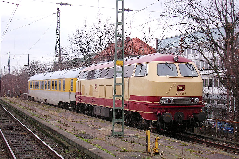Die 217 001 im Bahnhof Hamburg-Altona in gleicher Farbgebung wie die 218 217