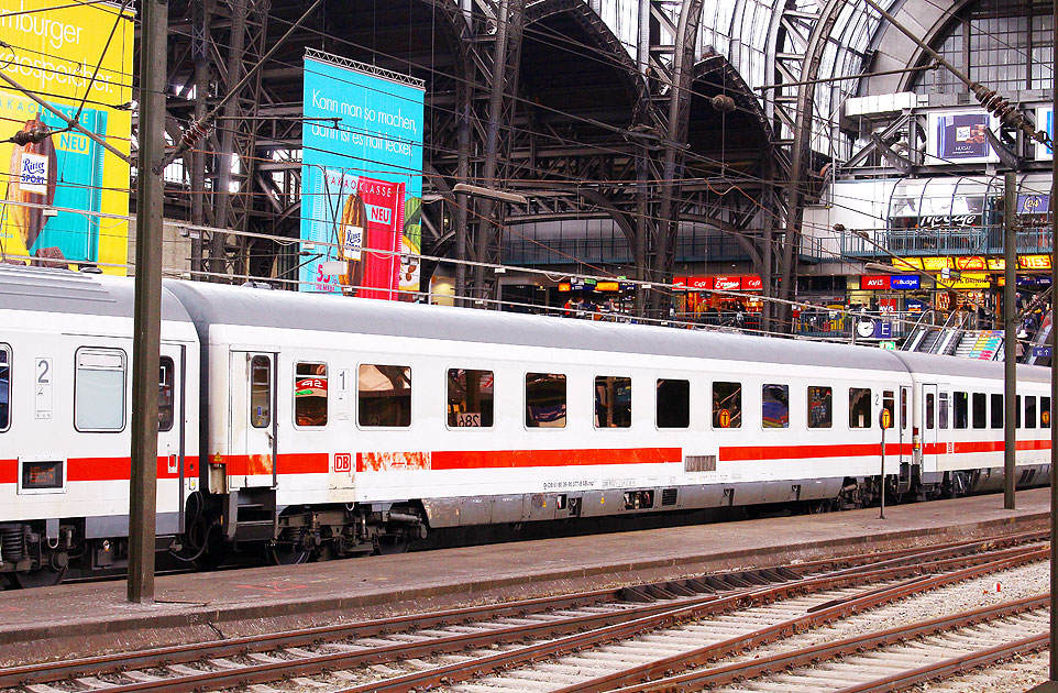 Ein ABvmz in Hamburg Hbf in einem IC auf Gleis 11