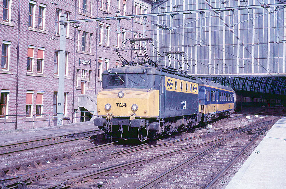 Nederlandse Spoorwegen: Die NS-Lok 1124 in Amsterdam CS