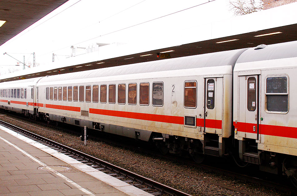 Ein DB IC-Wagen der Reihe Bpwmz 125.3 im Bahnhof Hamburg-Altona