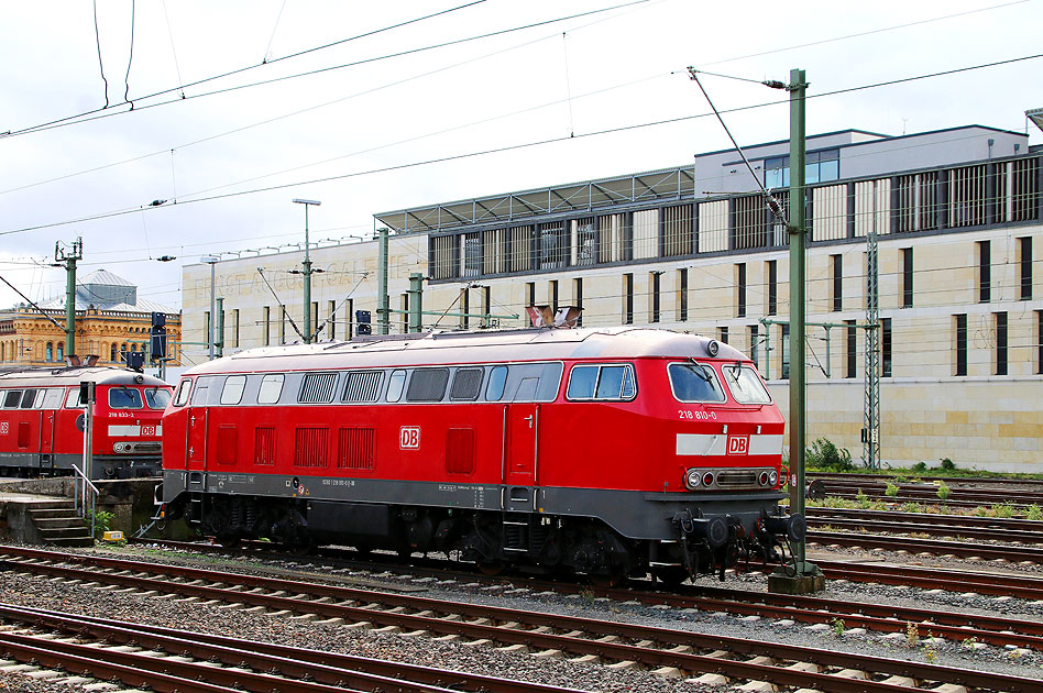 Eine Lok der Baureihe 218 in Hannover Hbf