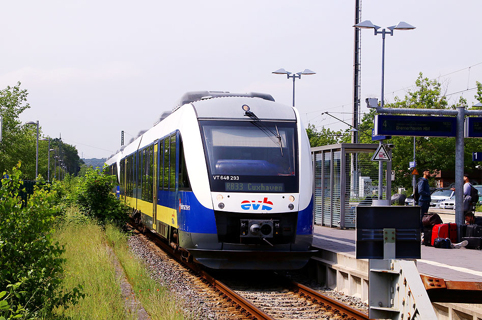 In den Bahnhof Buxtehude fährt ein Lint der EVB ein