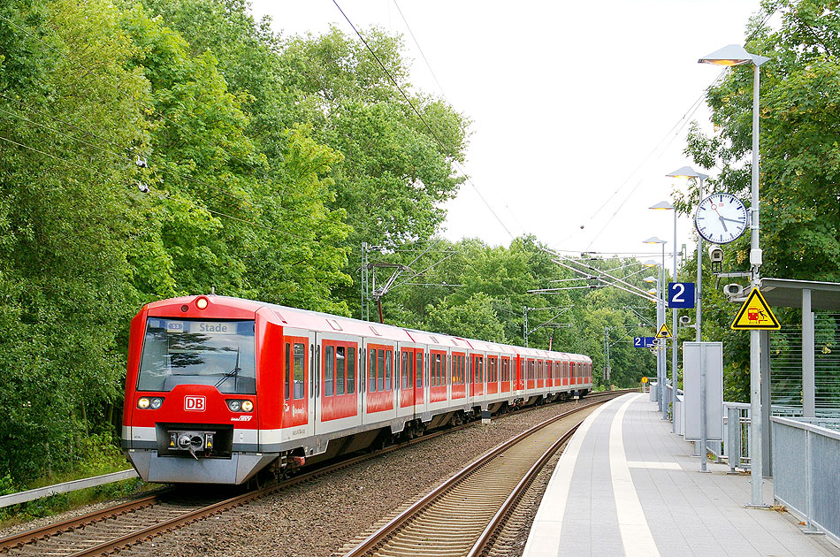 Eine S-Bahn der Baureihe474.3 im Bahnhof Dollern an der Unterelbebahn