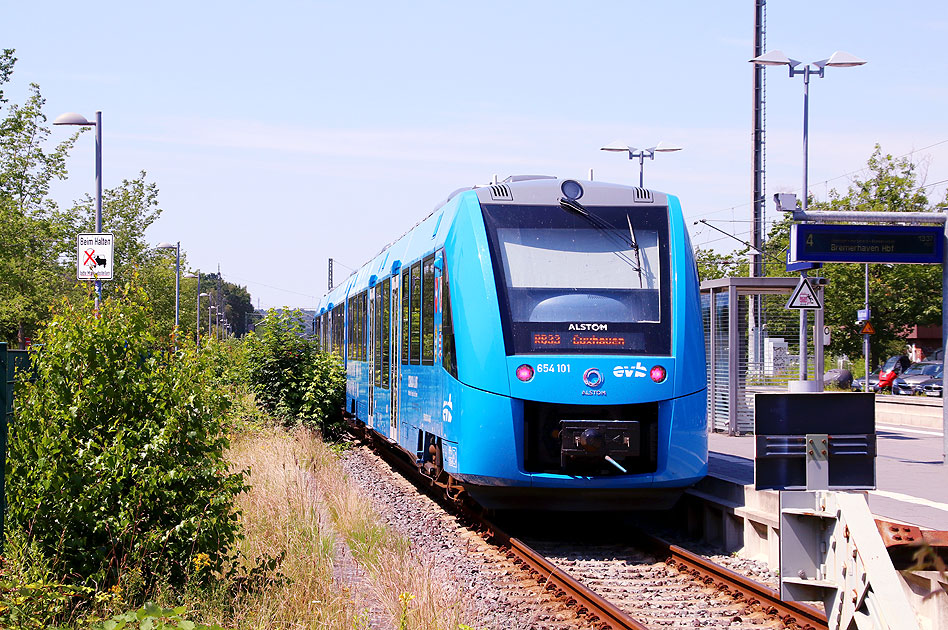 Der Alstom Wasserstoffzug bei der EVB im Bahnhof Buxtehude