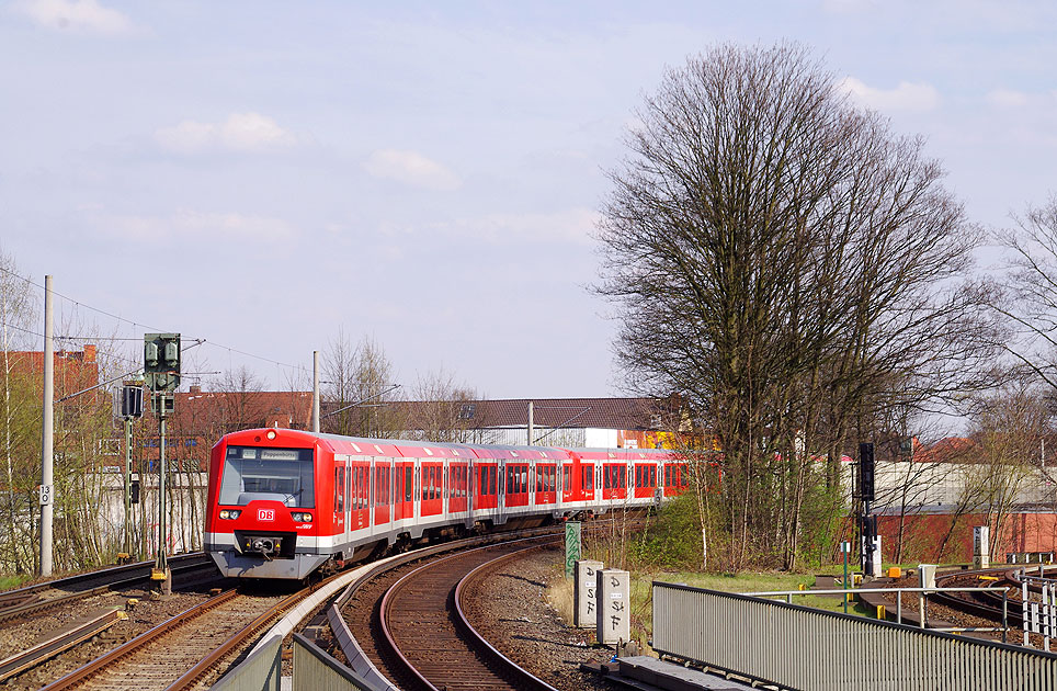 S-Bahn Triebwagen der Baureihe 474 im Bahnhof Hamburg-Barmbek
