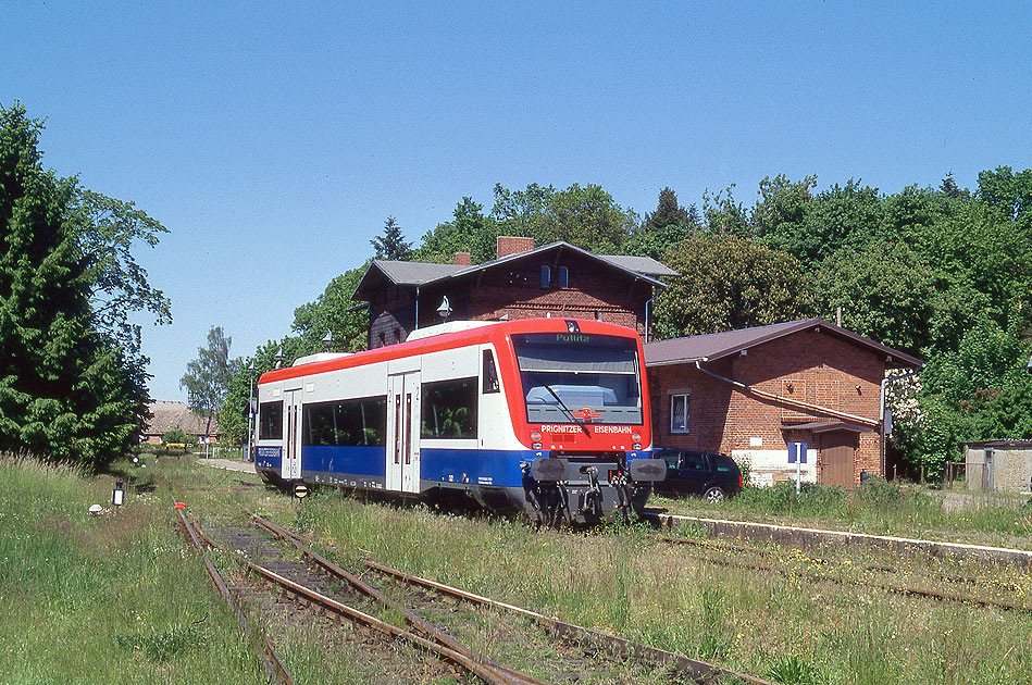 Ein Regioshuttle der PEG im Bahnhof Putlitz