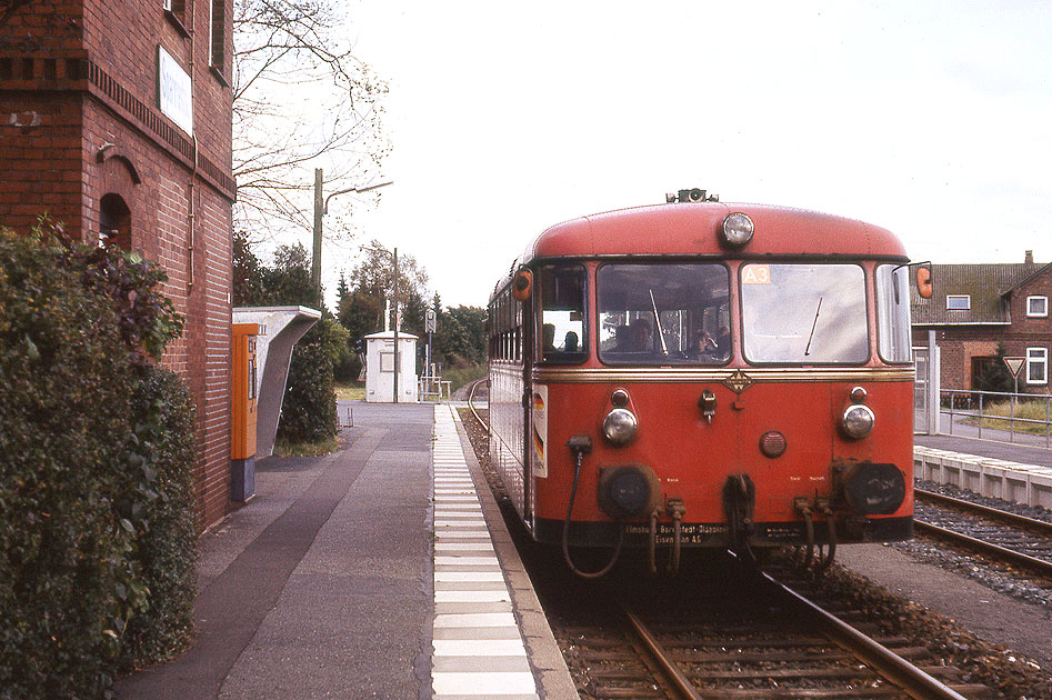 Ein Uerdinger Schienenbus der AKN vormals EBO im Bahnhof Sparrieshoop