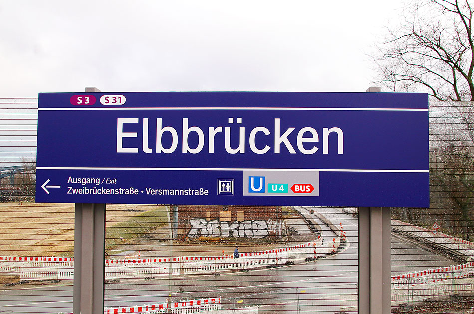 Ein Bahnhofsschild vom Bahnhof Elbbrücken in Hamburg