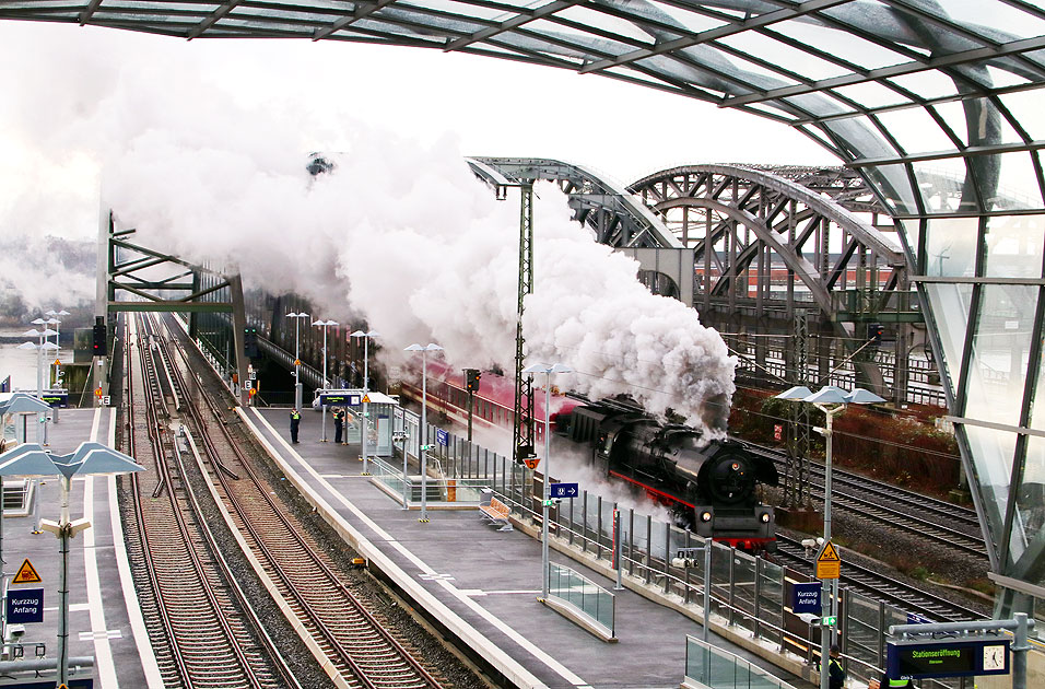 Dampfsonderzug am Bahnhof Elbbrücken in Hamburg in der Hafencity