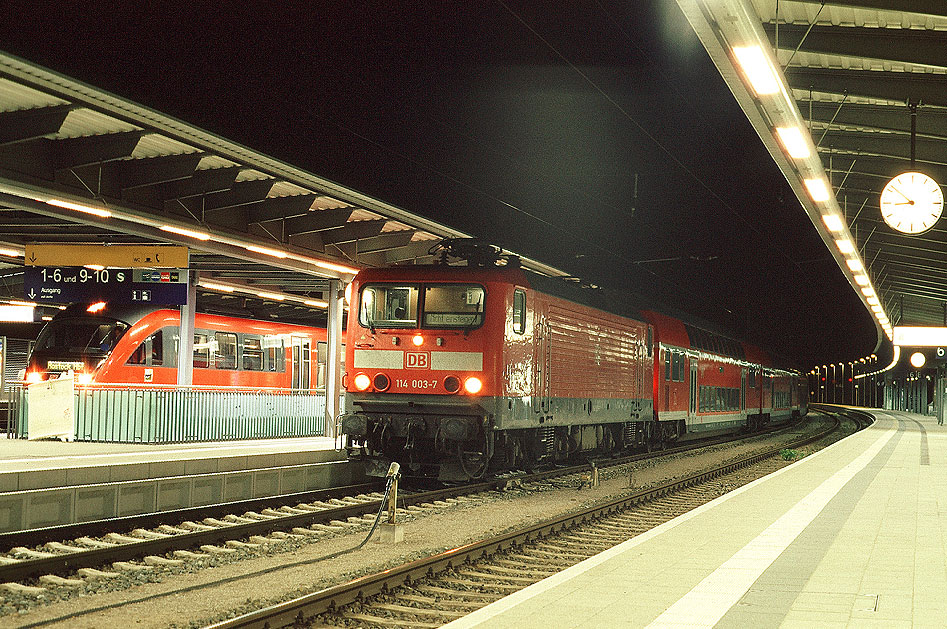 Eine Lok der Baureihe 114 (112) in Rostock Hbf