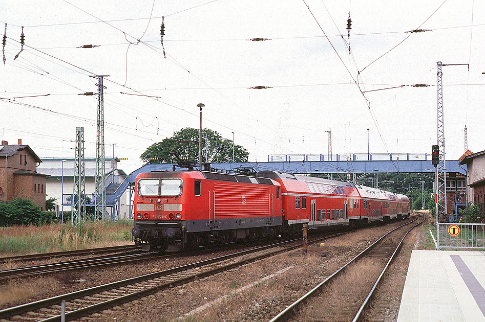 Die 143 852 im Bahnhof Bergen auf Rügen