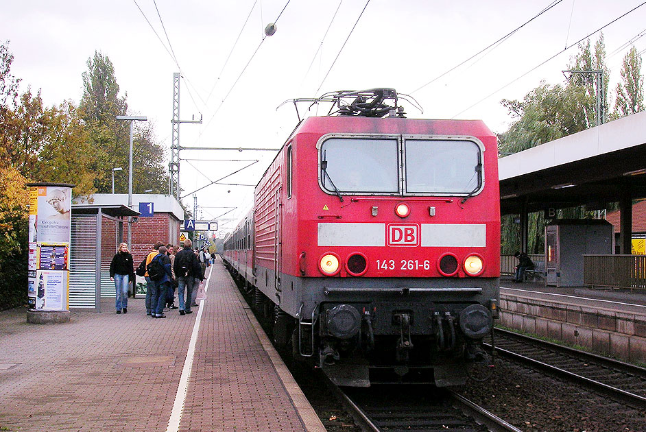 Eine Lok der Baureihe 143 im Bahnhof Elmshorn