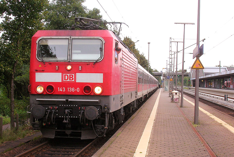 Eine Lok der Baureihe 143 im Bahnhof Hamburg-Neugraben