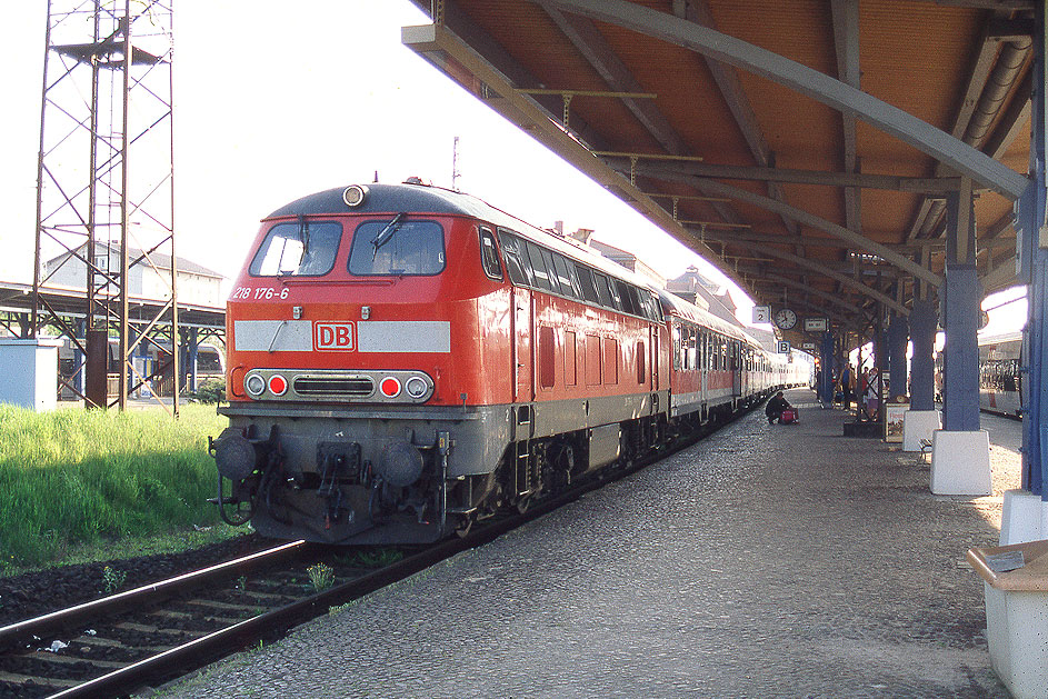 Eine Lok der Baureihe 218 im Bahnhof Bad Kleinen