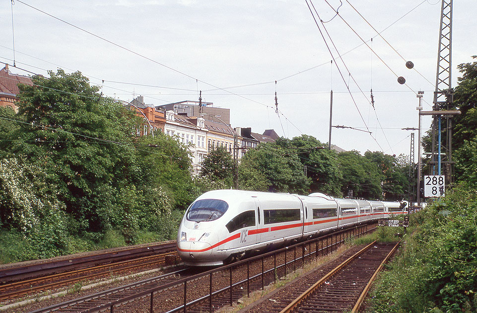 Ein ICE der Baureihe 403 in Hamburg auf der Verbindungsbahn