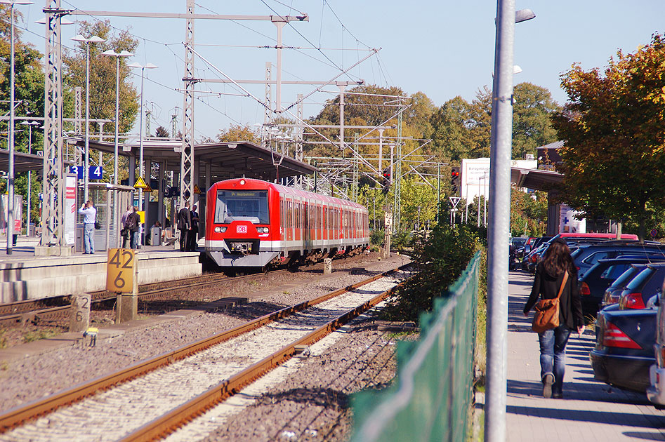 Der Bahnhof Ahrensburg mit einer S-Bahn der Baureihe 474.3