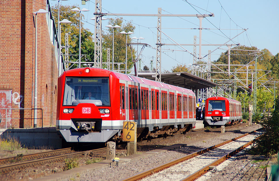 Zwei S-Bahnen in Ahrensburg - In Zukunft soll die S-Bahn am Bahnhof Holstenhofweg halten