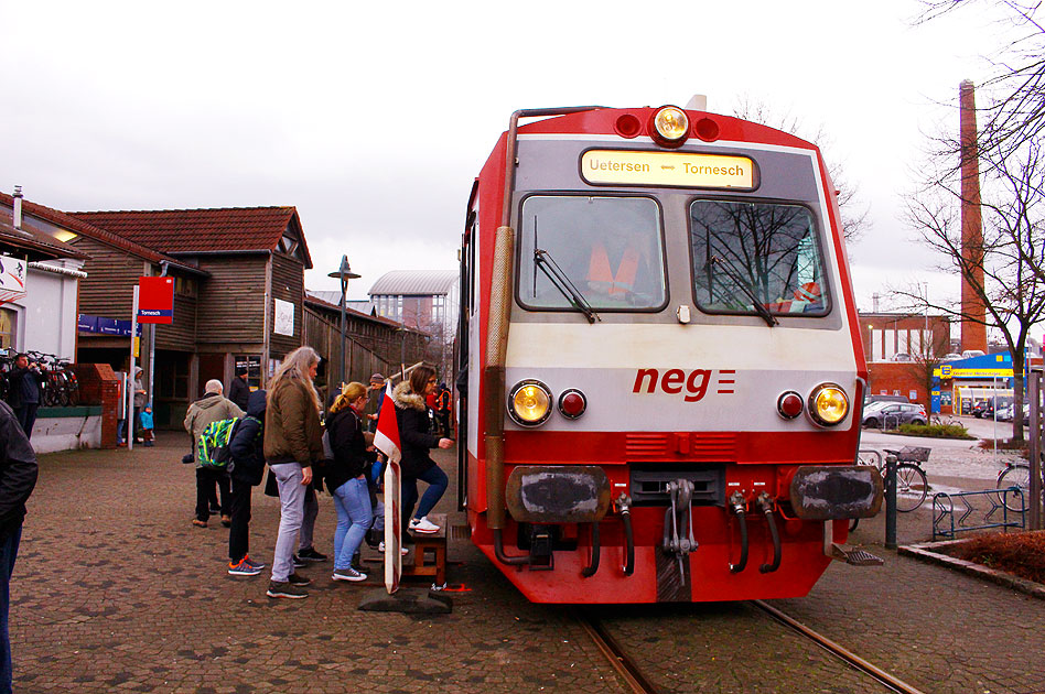 Der NEG T4 als Personenzug nach Uetersen auf dem Bahnhzofsvorplatz in Tornesch