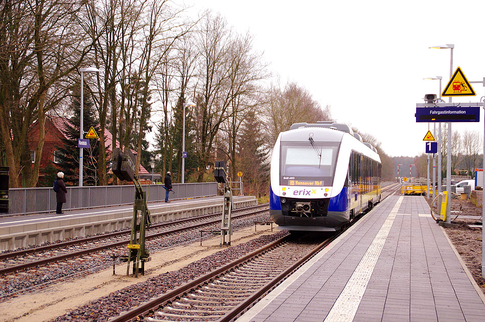 Ein Erixx Lint Triebwagen im Bahnhof Handeloh an der Heidebahn