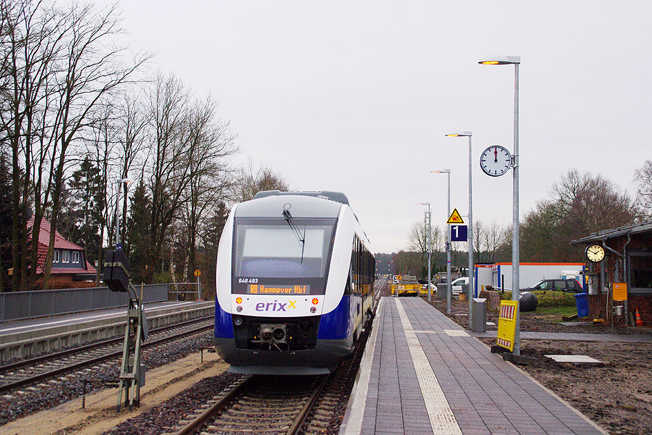 Ein Erixx Lint Triebwagen auf der Heidebahn im Bahnhof Handeloh