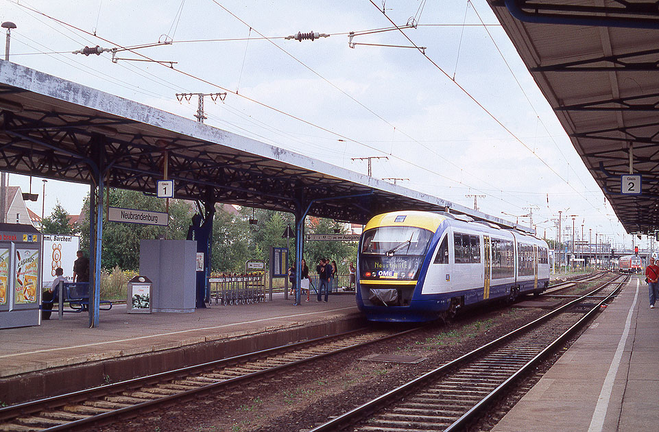 Ein Desiro der OME im Bahnhof Neubrandenburg