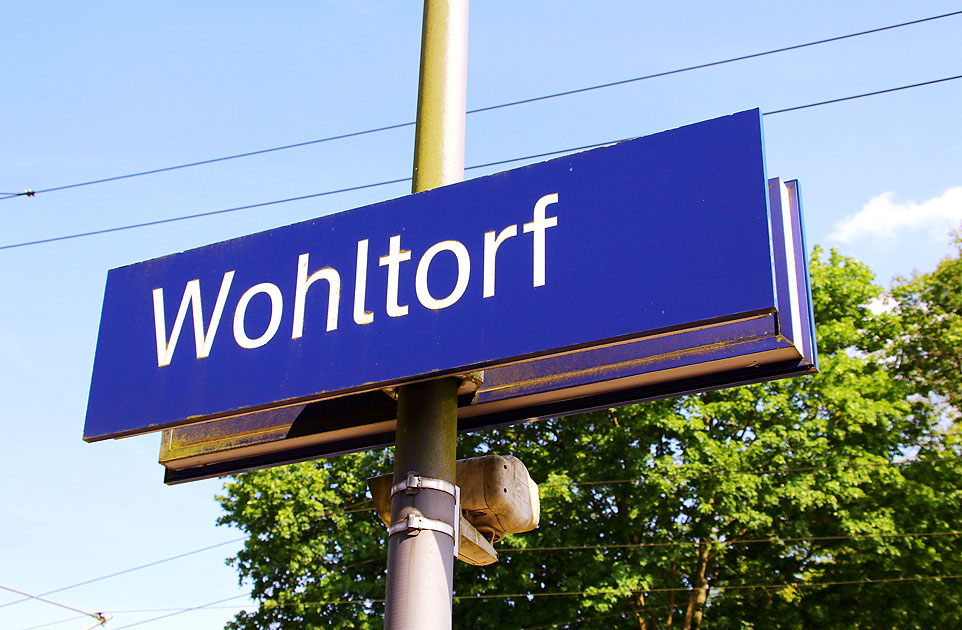 Ein Bahnhofsschild vom Bahnhof Wohltorf der Hamburger S-Bahn