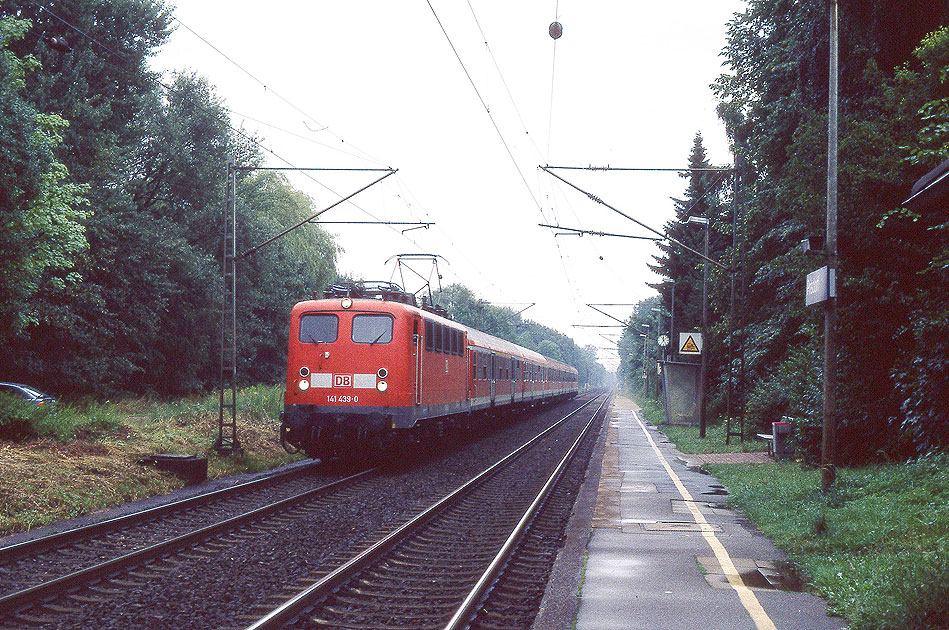DB Baureihe 141 im Bahnhof Prisdorf zwischen Elmshorn und Pinneberg