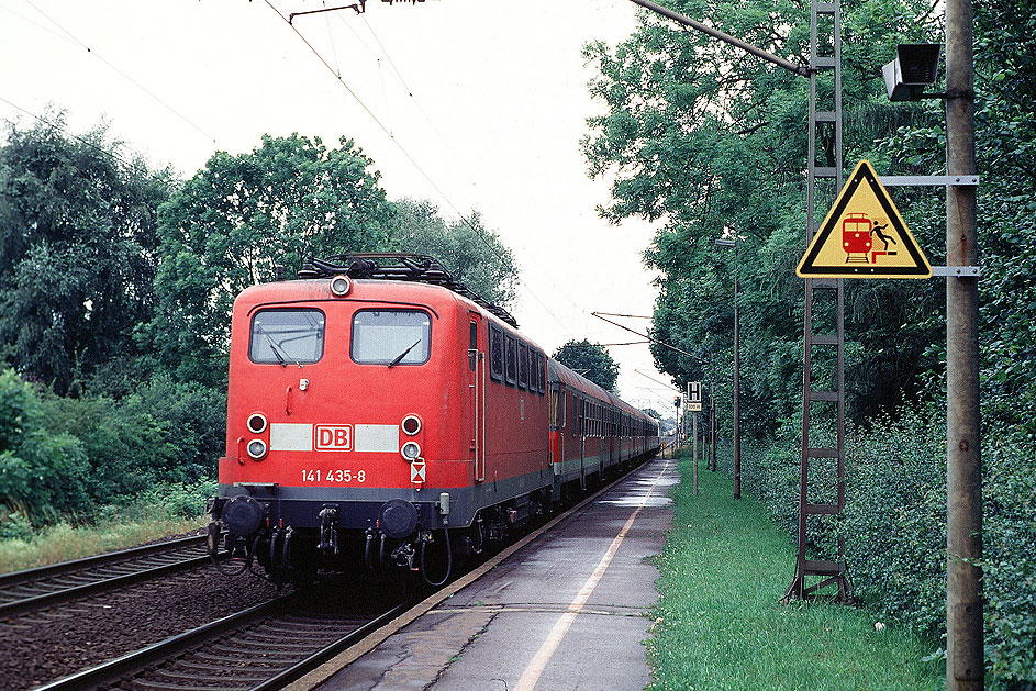 DB Baureihe 141 im Bahnhof Prisdorf