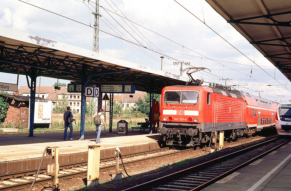 Eine Lok der Baureihe 143 im Bahnhof Neubrandenburg