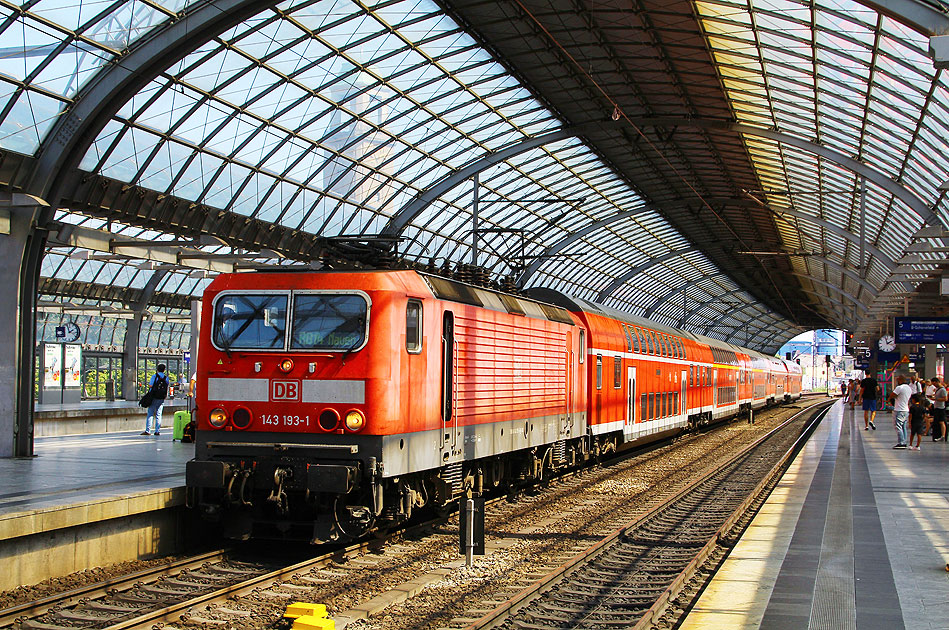 Eine Lok der Baureihe 143 im Bahnhof Spandau