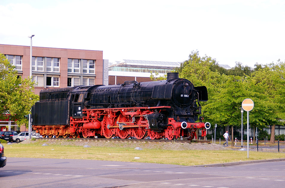 Eisenbahn Fotos auf dieser Webseite: Die Dampflok 01 1063 als Denkmal in Braunschweig vor dem Hauptbahnhof