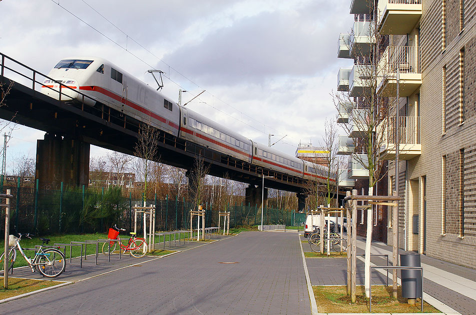Ein ICE verlässt den Bahnhof Hamburg-Altona durch die Neue Mitte Altona vorbei an der Erika-Krauß-Twiete