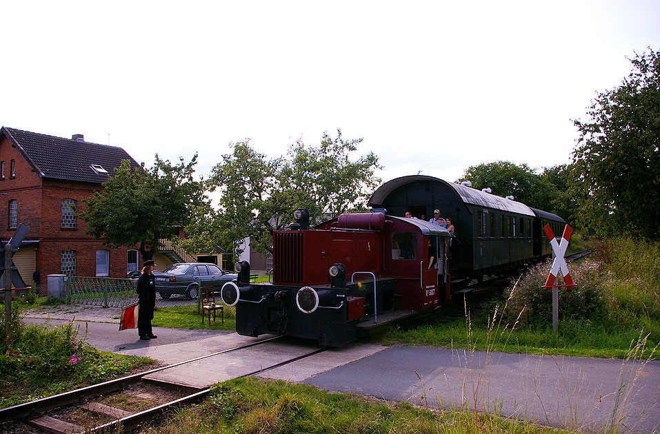 Die Lok VL8 - Köf 60007 - 322 609-9 der Almetalbahn in Almstedt-Segeste