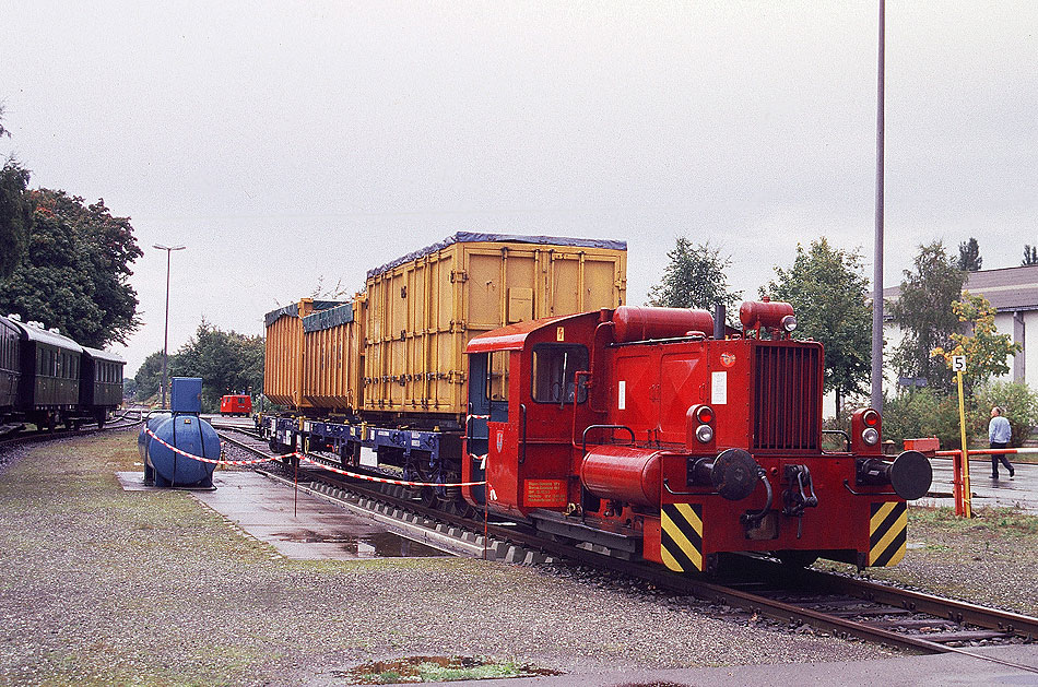 Die Köf der Eisenbahnfreunde Uetersen vor dem Lokschuppen in Uetersen