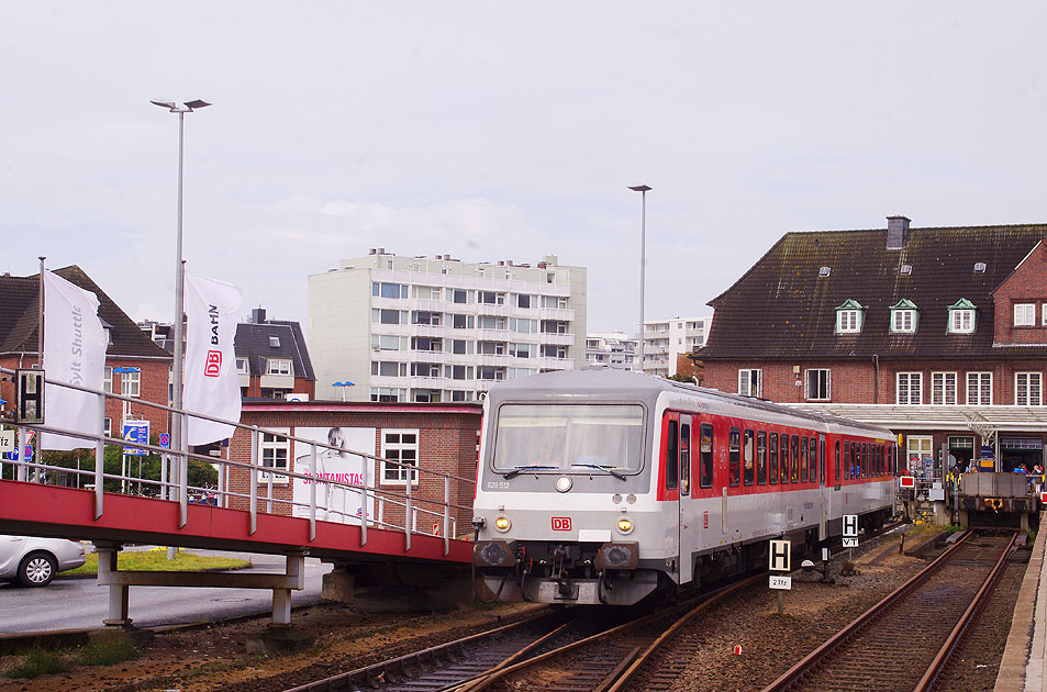 Die Wanderdüne im Bahnhof Westerland - der Syltshuttle Plus der Baureihe 628