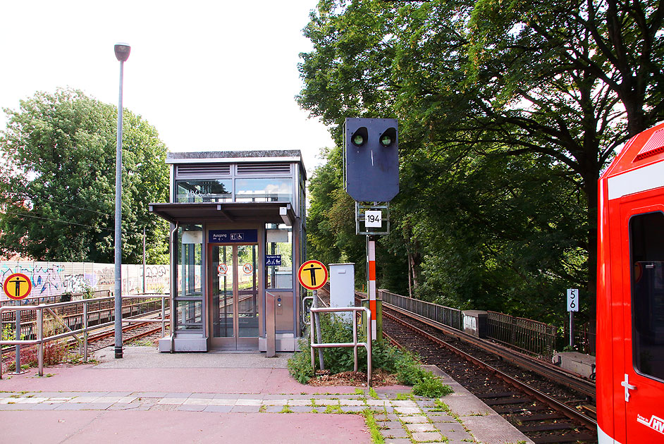 Der Aufzug oder auch Fahrstuhl vom Bahnhof Friedrichsberg - ein Sv Signal bei der Hamburger S-Bahn