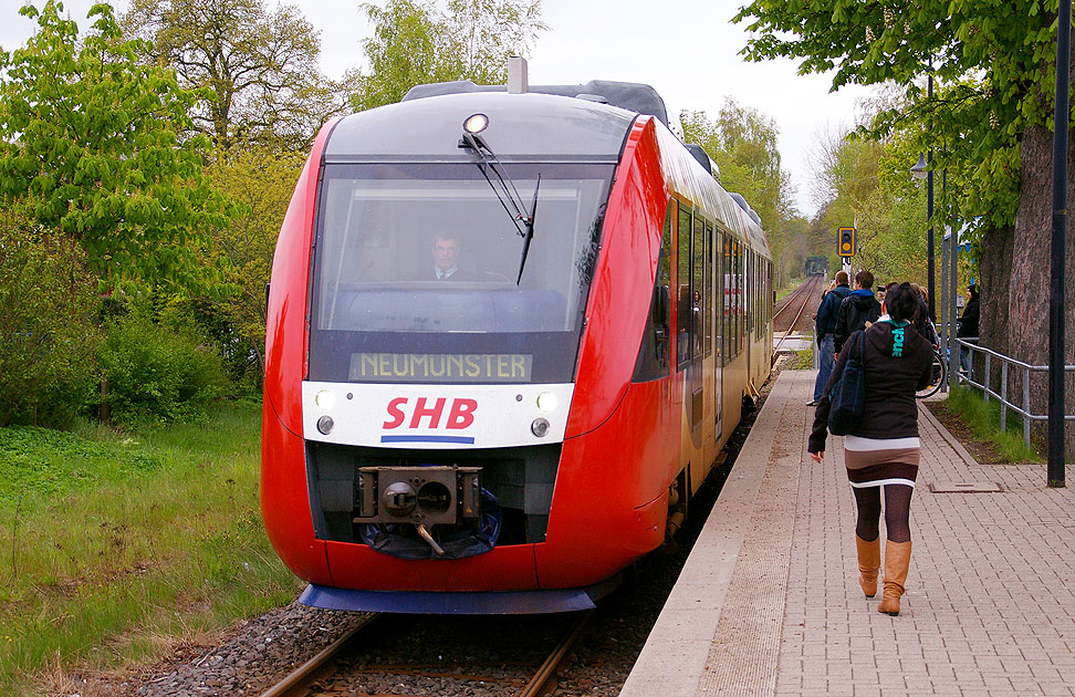 Ein Lint der SHB im Bahnhof Aukrug