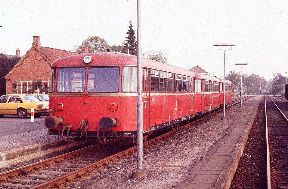 Zwei Uerdinger Schienenbusse im Bahnhof Hohenwestedt