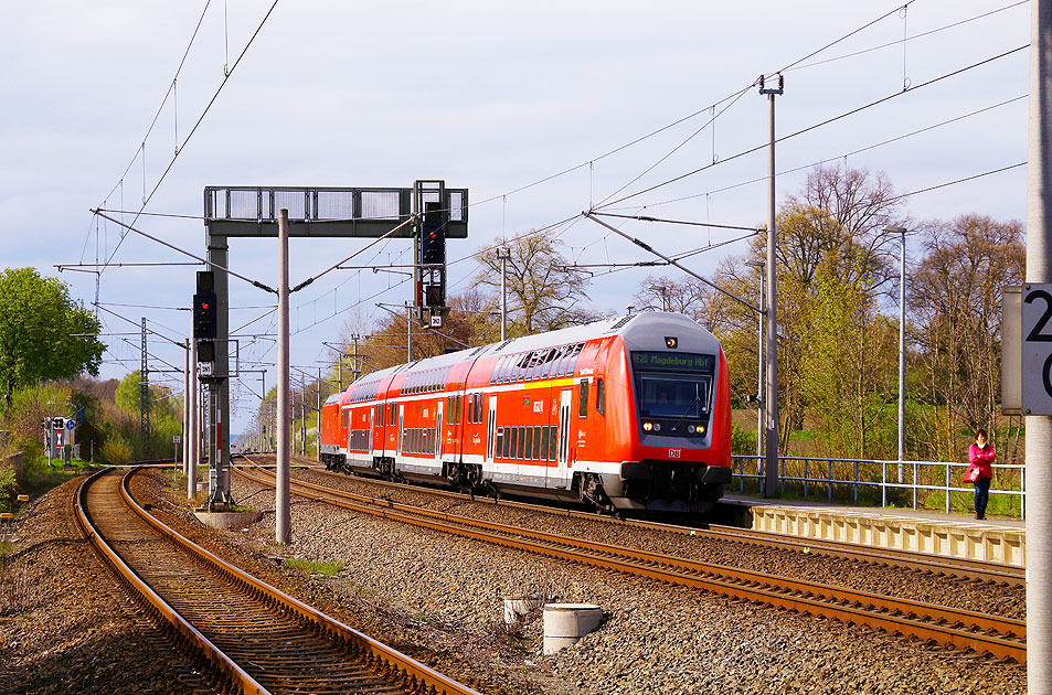 Ein Eilzug von Uelzen nach Magdeburg Hbf im Bahnhof Hohenwulsch