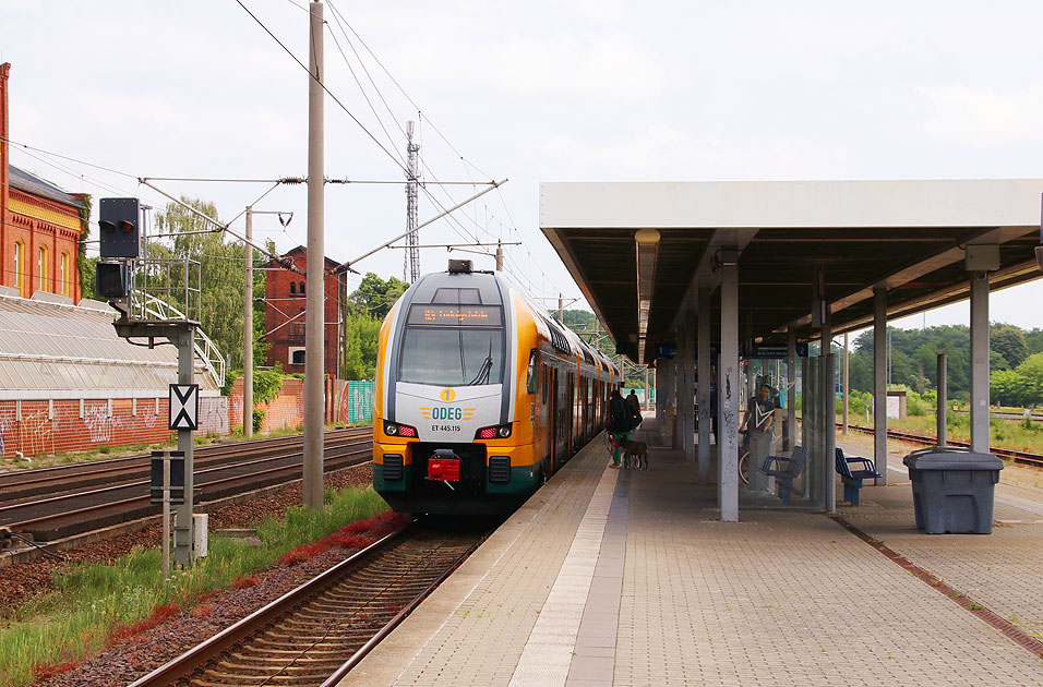 Ein ODEG-Triebwagen im Bahnhof Rathenow