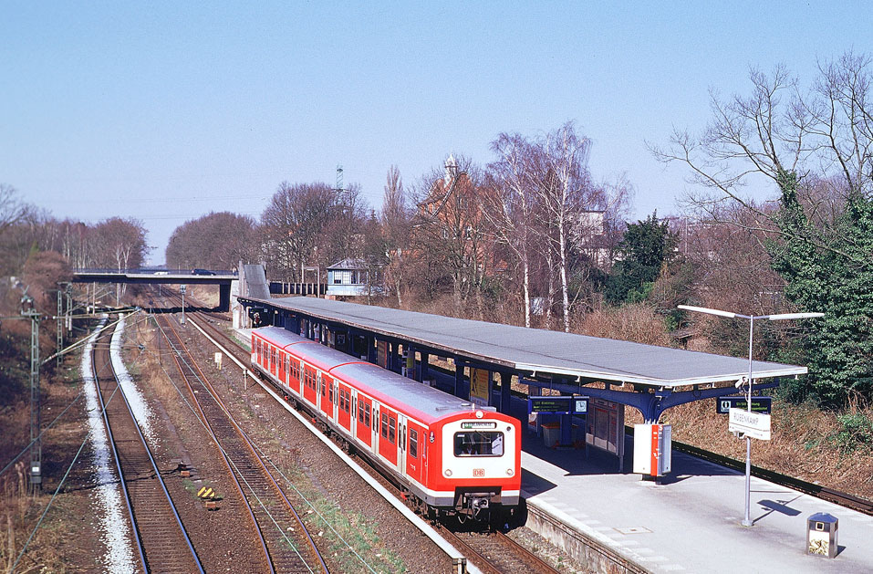 Der Bahnhof Rübenkamp der Hamburger S-Bahn - Triebwagen der Baureihe 472